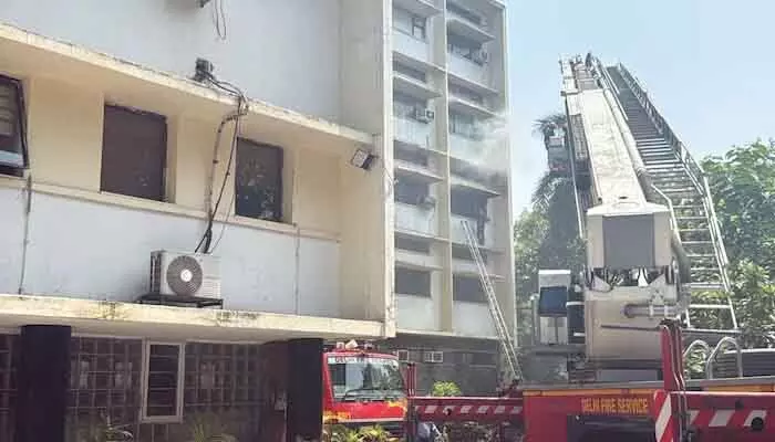 విద్యాశాఖ కార్యాలయంలో అగ్నిప్రమాదం.. స్పాట్కు 8 ఫైరింజన్లు విద్యాశాఖ కార్యాలయంలో అగ్నిప్రమాదం.. స్పాట్కు 8 ఫైరింజన్లు