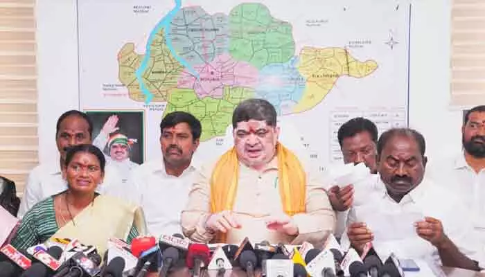 పవన్ కల్యాణ్ క్షమాపణ చెప్పాకే తెలంగాణలో సభ పెట్టుకోవాలి: మంత్రి పొన్నం ప్రభాకర్ పవన్ కల్యాణ్ క్షమాపణ చెప్పాకే తెలంగాణలో సభ పెట్టుకోవాలి: మంత్రి పొన్నం ప్రభాకర్