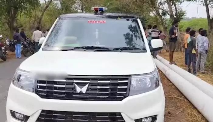 ఏపీలో జంట హత్యల కలకలం.. తోటలో నిర్జీవంగా పడి ఉన్న తల్లీ, కూతుళ్లు ఏపీలో జంట హత్యల కలకలం.. తోటలో నిర్జీవంగా పడి ఉన్న తల్లీ, కూతుళ్లు