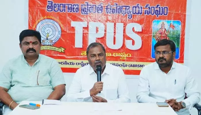 ఉద్యోగుల హెల్త్ ట్రస్ట్పై స్పష్టత ఇవ్వాలి: ఎమ్మెల్సీ మల్క కొమరయ్య ఉద్యోగుల హెల్త్ ట్రస్ట్పై స్పష్టత ఇవ్వాలి: ఎమ్మెల్సీ మల్క కొమరయ్య