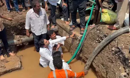 గుణదలలో ఉద్రిక్తత: నీటి మళ్లింపును నిరసిస్తూ గుంతలోకి దిగిన దేవినేని అవినాష్