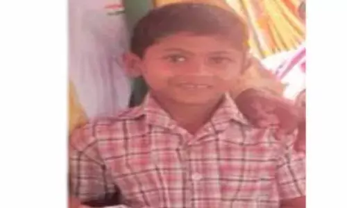 ట్రాక్ట‌ర్ ఢీ కొని బాలుడు మృతి