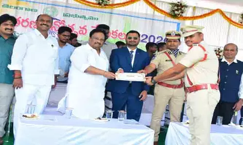 ఇటిక్యాల ఎస్ఐ కి ‘ఉత్తమ సబ్ ఇన్‌స్పెక్టర్’ అవార్డు ప్రదానం