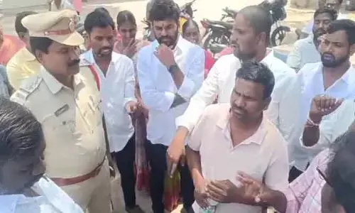 జేసీబీలను అడ్డుకున్న ఫార్మా రైతులు