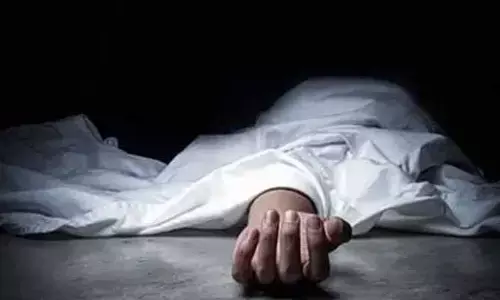 కంటైన‌ర్ లారీ ఢీ కొని ద్విచ‌క్ర‌వాహ‌న‌దారుడు మృతి
