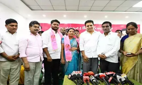 ఎర్రజెండా వీడి గులాబీ గూటికి..!