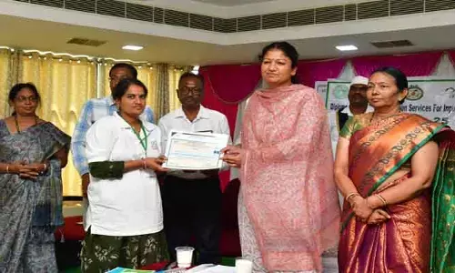 రైతులకు డీలర్లు సరైన సూచనలు ఇవ్వాలి : క‌లెక్ట‌ర్ చిత్రా మిశ్రా