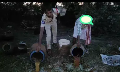 నాటుసారా తయారీ స్థావరాలపై పోలీసుల దాడులు