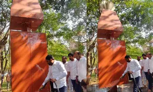 అమరవీరుల స్తూపాన్ని నిర్లక్ష్యం చేయడం సిగ్గుచేటు