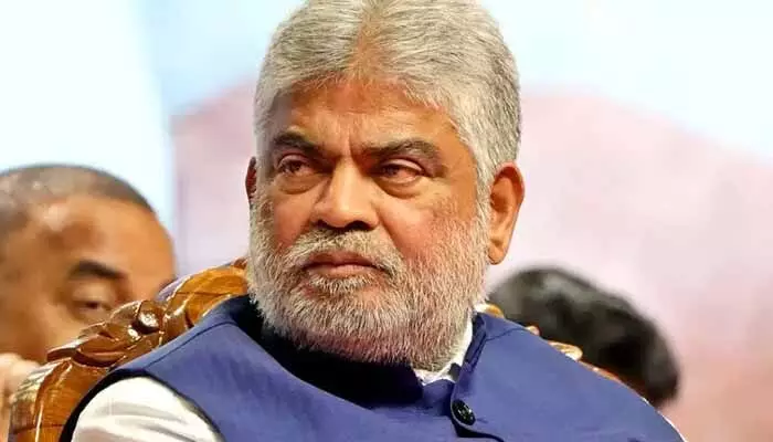 కేబినెట్ విస్తరణలో సర్ప్రైజ్ ఎంట్రీ.. హోం శాఖ ఆయనకేనా? కేబినెట్ విస్తరణలో సర్ప్రైజ్ ఎంట్రీ.. హోం శాఖ ఆయనకేనా?