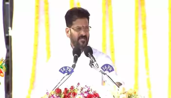 సంక్షేమం-అభివృద్ధికి సమ ప్రాధాన్యం.. ప్రజల ఆశల్ని నెరవేర్చాం : సీఎం రేవంత్ రెడ్డి సంక్షేమం-అభివృద్ధికి సమ ప్రాధాన్యం.. ప్రజల ఆశల్ని నెరవేర్చాం : సీఎం రేవంత్ రెడ్డి