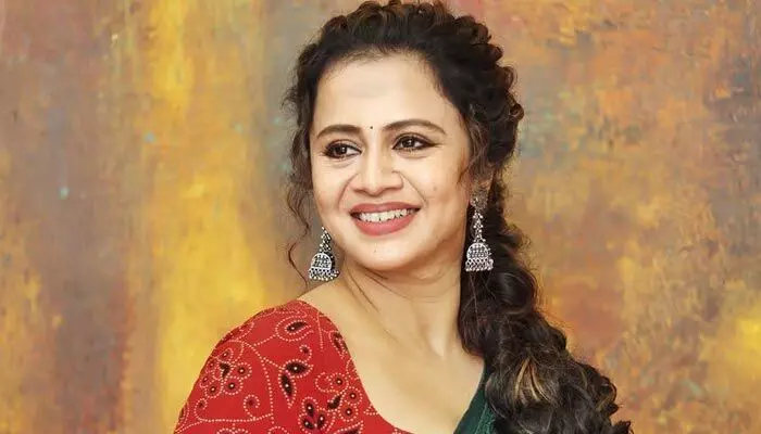 Anjana Rangan: చీరకట్టులో క్యూట్ స్మైల్తో కట్టిపడేస్తున్న క్రేజీ యాంకర్ అంజనా రంగన్ Anjana Rangan: చీరకట్టులో క్యూట్ స్మైల్తో కట్టిపడేస్తున్న క్రేజీ యాంకర్ అంజనా రంగన్