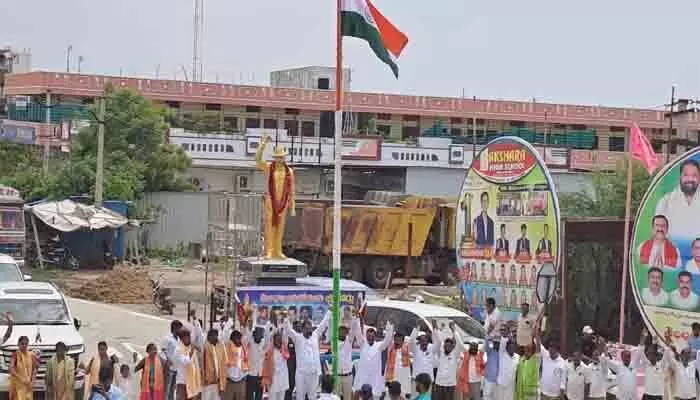 పేట చౌరస్తాకి తెలంగాణ చౌరస్తాగా నామకరణం పేట చౌరస్తాకి తెలంగాణ చౌరస్తాగా నామకరణం