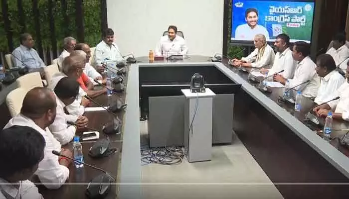 వైఎస్ జగన్ను కలిసిన రాజధాని రైతులు.. భూసేకరణ ఇబ్బందులపై ఆవేదన! వైఎస్ జగన్ను కలిసిన రాజధాని రైతులు.. భూసేకరణ ఇబ్బందులపై ఆవేదన!