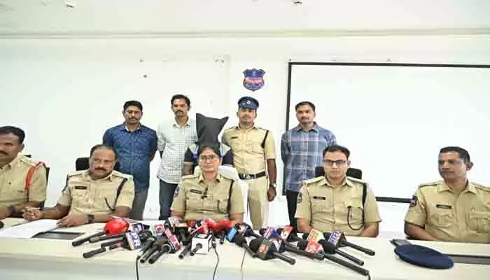 మహిళ పై లైంగిక దాడి.. చోరీ కేసును ఛేదించిన వనపర్తి పోలీసులు మహిళ పై లైంగిక దాడి.. చోరీ కేసును ఛేదించిన వనపర్తి పోలీసులు