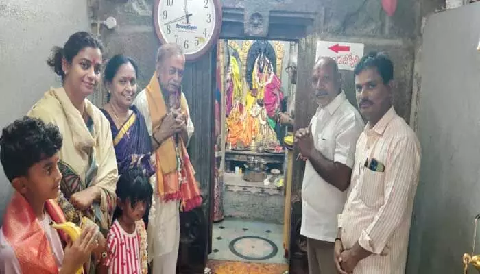 సీతారామస్వామిని దర్శించుకున్న ప్రముఖ నటుడు సీతారామస్వామిని దర్శించుకున్న ప్రముఖ నటుడు