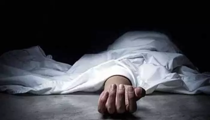 కంటైనర్ లారీ ఢీ కొని ద్విచక్రవాహనదారుడు మృతి కంటైనర్ లారీ ఢీ కొని ద్విచక్రవాహనదారుడు మృతి
