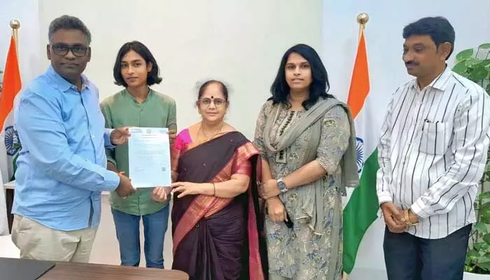 ట్రాన్స్జెండర్ మహిళకు సీఎంఆర్ఎఫ్ నుంచి ఆర్థిక సాయం ట్రాన్స్జెండర్ మహిళకు సీఎంఆర్ఎఫ్ నుంచి ఆర్థిక సాయం