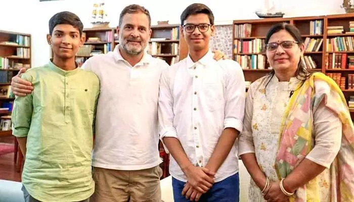 సార్థక్ సిద్ధాంత్ ను ప్రశంసించిన రాహుల్ గాంధీ సార్థక్ సిద్ధాంత్ ను ప్రశంసించిన రాహుల్ గాంధీ