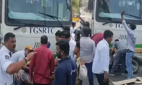 RTC బస్సు చక్రాల కింద ఇరుక్కుపోయిన వ్యక్తి.. బయటకు రాలేక నరకయాతన