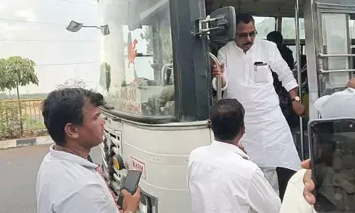 ఆర్టీసీ బస్సులో ప్రయాణించిన ఎంపీ మల్లు రవి