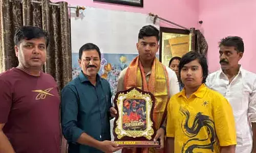 యువ క్రికెట‌ర్ వైభ‌వ్ సూర్య‌వంశీని స‌న్మానించిన జ‌డ్చ‌ర్ల మాజీ కౌన్సిల‌ర్