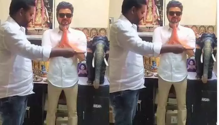 ఇంట్లో విగ్రహం పెట్టి సీఎం విజయ్కి పూజలు... వీడియో వైరల్ ఇంట్లో విగ్రహం పెట్టి సీఎం విజయ్కి పూజలు... వీడియో వైరల్