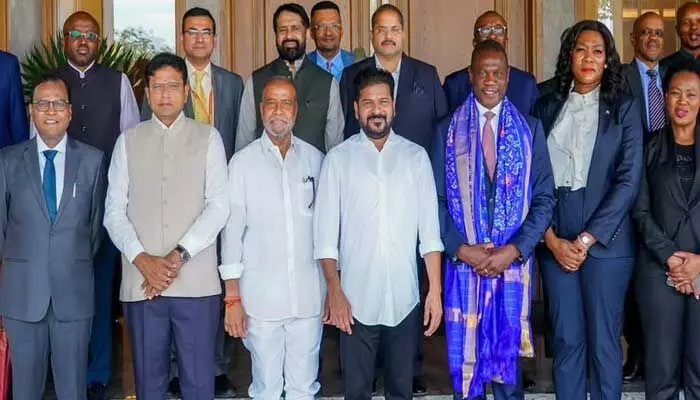 తెలంగాణలో పెట్టుబడులు పెట్టండి.. దక్షిణాఫ్రికా బృందానికి సీఎం రేవంత్ పిలుపు తెలంగాణలో పెట్టుబడులు పెట్టండి.. దక్షిణాఫ్రికా బృందానికి సీఎం రేవంత్ పిలుపు
