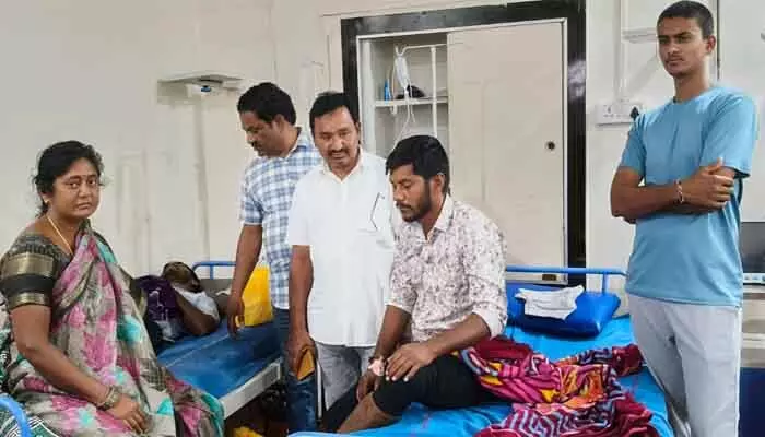 గిరిజన యువకులను దాడి చేసిన ఫారెస్ట్ అధికారులపై కేసు నమోదు చేయాలి గిరిజన యువకులను దాడి చేసిన ఫారెస్ట్ అధికారులపై కేసు నమోదు చేయాలి
