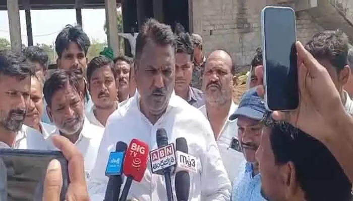 పవన్ పద్దతిగా మాట్లాడటం నేర్చుకో.. మంత్రి అడ్లూరి ఫైర్..! పవన్ పద్దతిగా మాట్లాడటం నేర్చుకో.. మంత్రి అడ్లూరి ఫైర్..!