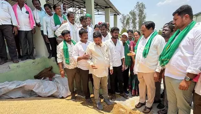 దమ్ముంటే మంత్రులు మార్కెట్ యార్డును సందర్శించాలి : మాజీమంత్రి ఎర్రబెల్లి దయాకరరావు దమ్ముంటే మంత్రులు మార్కెట్ యార్డును సందర్శించాలి : మాజీమంత్రి ఎర్రబెల్లి దయాకరరావు