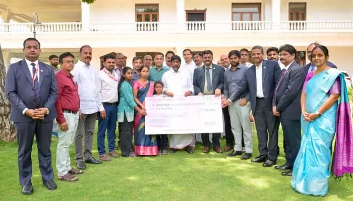 విధి నిర్వహణలో మృతి చెందిన లైన్మెన్ ప్రమోద్ కుమార్ కుటుంబానికి భరోసా విధి నిర్వహణలో మృతి చెందిన లైన్మెన్ ప్రమోద్ కుమార్ కుటుంబానికి భరోసా