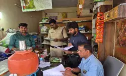 ఫర్టిలైజర్ షాపులో వ్యవసాయ అధికారి తనిఖీలు