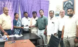 భూ నిర్వాసితులకు చెక్కులు పంపిణీ