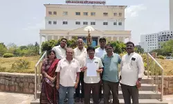 విద్యార్థులను క్లాసులకు రానివ్వడం లేదు : వీసీకి ఫిర్యాదు చేసిన పేరెంట్స్