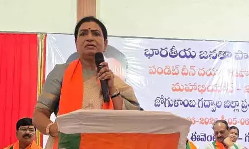 పెండింగ్ ప్రాజెక్టులు పూర్తి చేయాలి: ఎంపీ డీకే అరుణ