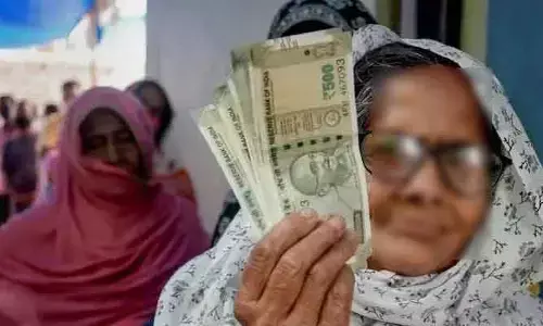 వృద్ధురాలి అమాయకత్వం.. కేటుగాడి చేతివాటం