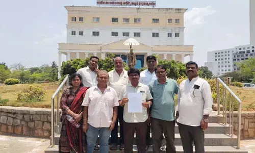 విద్యార్థులను క్లాసులకు రానివ్వడం లేదు : వీసీకి ఫిర్యాదు చేసిన పేరెంట్స్