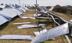గాలిదుమారాలకు నేలకొరిగిన సోలార్ ప్లేట్లు..