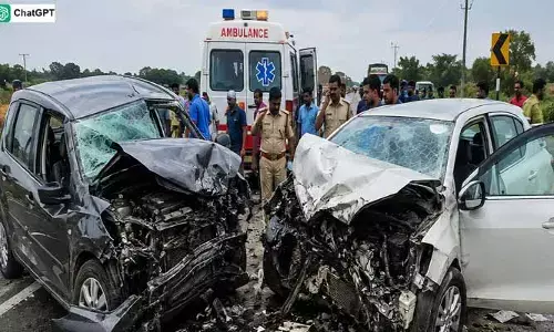 కర్ణాటకలో ఘోర ప్రమాదం.. ఏపీకి చెందిన ముగ్గురు మృతి