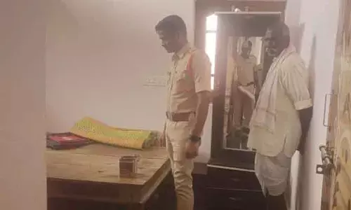 పట్టపగలే ఇంట్లో చోరీ..