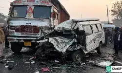 ఘోర రోడ్డు ప్రమాదం: ట్రక్కును వ్యాన్ ఢీకొని ఏడుగురు మృతి