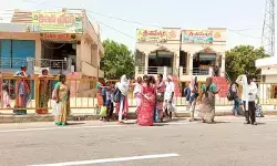 నిలువ నీడ లేక.. బస్సుల కోసం ఎండలోనే నిరీక్షణ