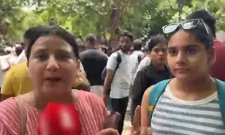 విద్యావ్యవస్థపై మండిపడ్డ తల్లి.. ‘కాక్రోచ్’ ధర్నాలో 13 ఏళ్ల కుమార్తెతో కలిసి నిరసన