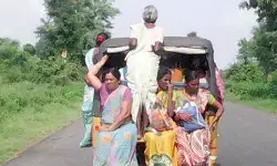 పరిమితికిమించి ప్రయాణం.. ప్రమాదమని తెలిసినా పట్టించుకోని ప్రజలు?