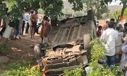 ప్రమాదవశాత్తు కారు పల్టీ.. తప్పిన పెను ప్రమాదం