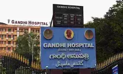 గాందీ  ఆసుప‌త్రి గేట్ వ‌ద్ద క‌త్తితో దాడి.. వ్య‌క్తికి తీవ్ర‌గాయాలు