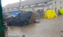 తాండూరులో భారీ వర్షం.. పొంగిపొర్లిన మురుగు కాలువలు