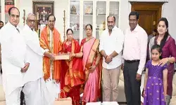 మాజీ ముఖ్యమంత్రి కేసీఆర్ ను కలిసిన మాజీ ప్రొటెం చైర్మన్ భూపాల్ రెడ్డి దంపతులు మాజీ ముఖ్యమంత్రి కేసీఆర్ ను కలిసిన మాజీ ప్రొటెం చైర్మన్ భూపాల్ రెడ్డి దంపతులు