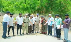 వృద్ద దంపతులకు ఇళ్లు అప్పగింత